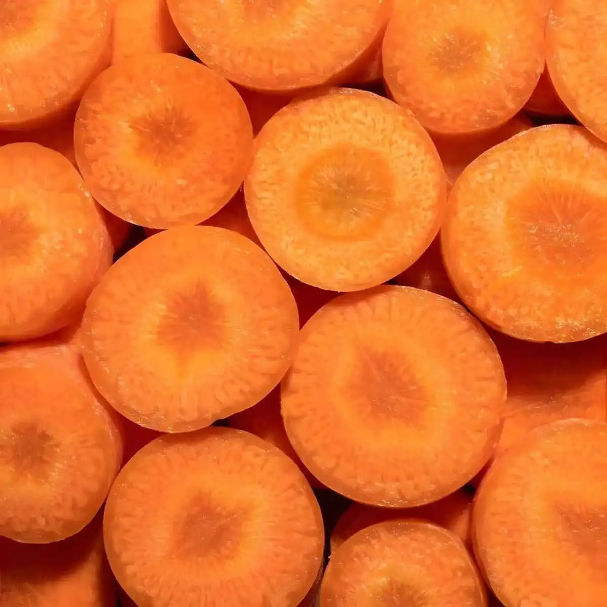 Rondelles de carottes fraîches bio, texture croquante et couleur vive. Parfaites pour salades, plats cuisinés ou jus détox.